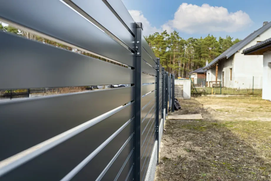 Grenzen, die verbinden, moderne Zaunmontage für Haus und Garten.