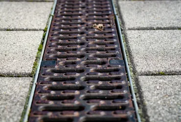 Reinigung von Kanälen: Was passiert unter Straßen