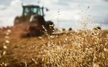 Landwirtschaftsmaschinen bewegen Erde und Zukunft
