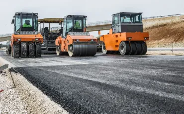 Asphaltierung: Belastbare Flächen für Straßen, Wege und Gewerbe
