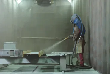 Sandstrahlen und Pulverbeschichtung: Oberflächenbehandlung und industrielle Beschichtung