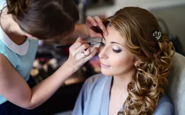 Visagisten und Make-up: Professionelle Schönheit und individuelle Ausdruckskraft