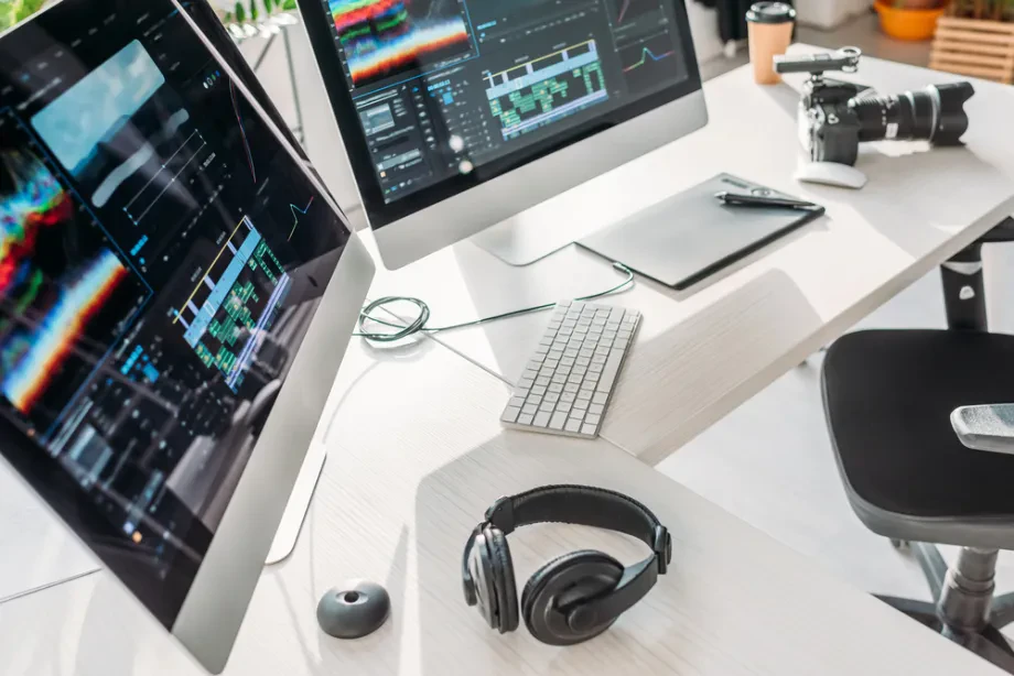 Multimedia-Dienstleistungen und -Zubehör: Technik, Kreativität und digitale Kommunikation
