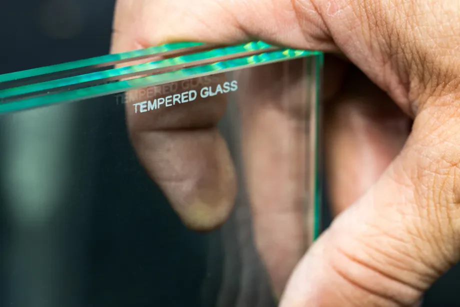 Glaserei: Glasverarbeitung, Installation und moderne Glaslösungen