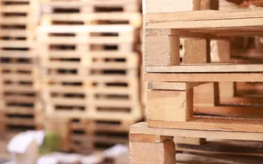 Paletten und Kisten: Transport, Lagerung und Logistiklösungen