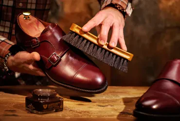 Schuhmacherei - Handwerkliche Reparatur, Anpassung und Herstellung von Schuhen