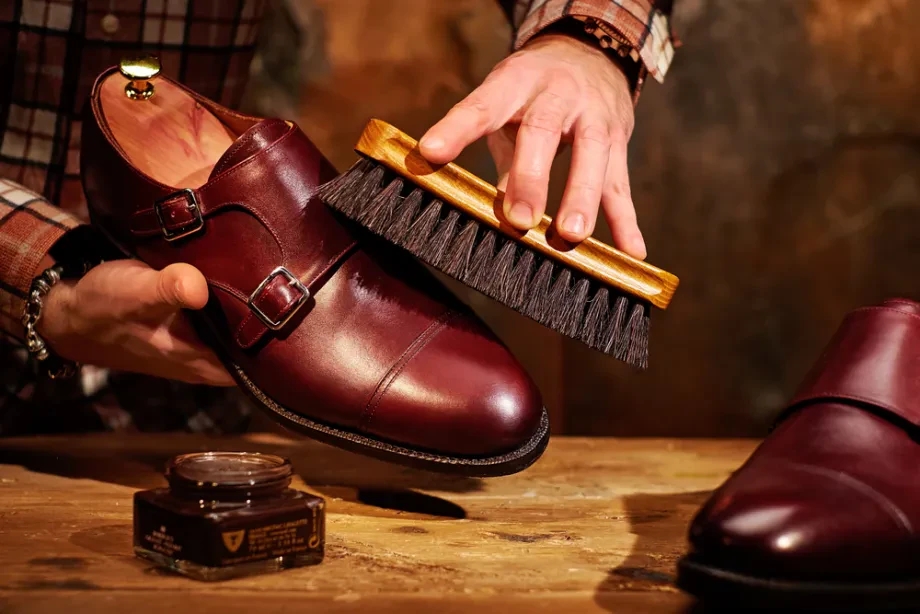 Schuhmacherei - Handwerkliche Reparatur, Anpassung und Herstellung von Schuhen