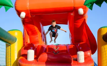 Hüpfburgen und aufblasbare Spielgeräte: Unterhaltung und Bewegung für Veranstaltungen