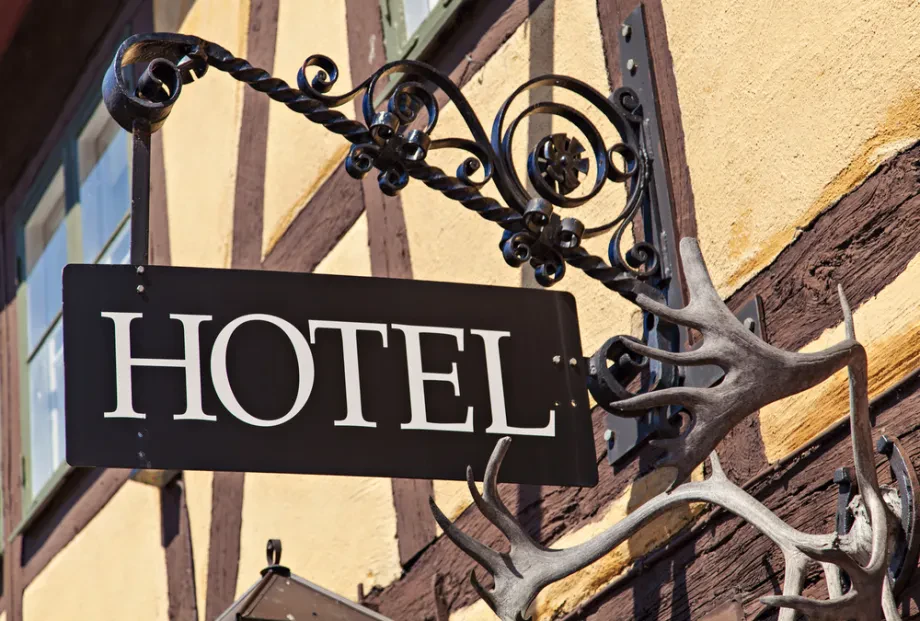 Hotels und Hostels: Unterkunft, Service und moderne Reisekultur