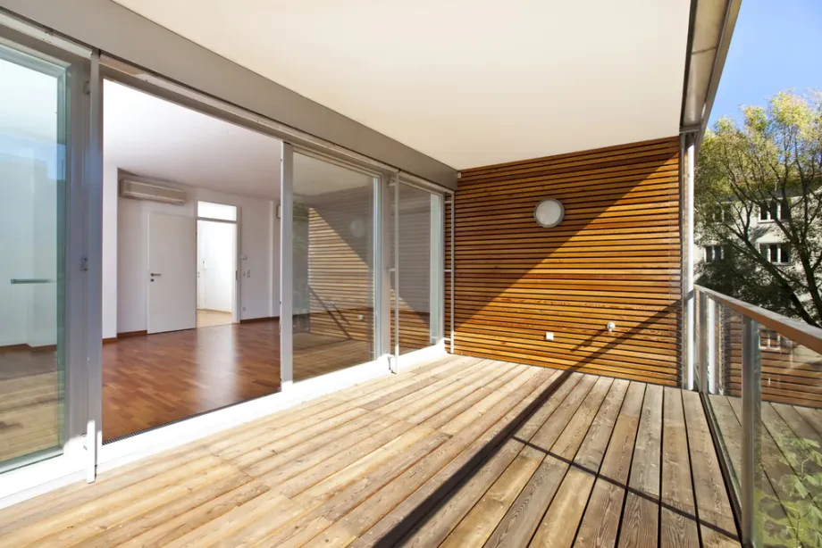 Balkontüren und Ausgang zum Balkon