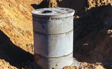 Betonrohr für Regenwasser: Versickerungsschacht und Entwässerung