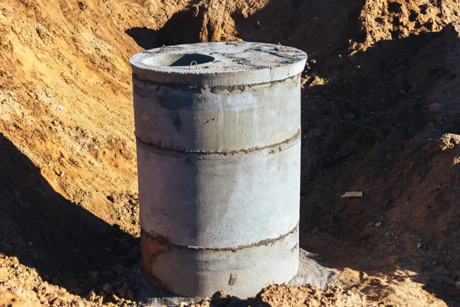 Betonrohr für Regenwasser: Versickerungsschacht und Entwässerung