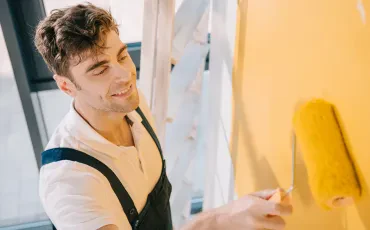 Warum wirkt Ihre Wandfarbe fleckig? Tipps für ein perfektes Streichergebnis